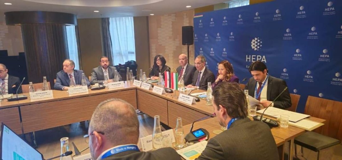 وزير الاتصالات يبحث مع وزيرا الاقتصاد والخارجية المجري تعزيز التعاون بين البلدين