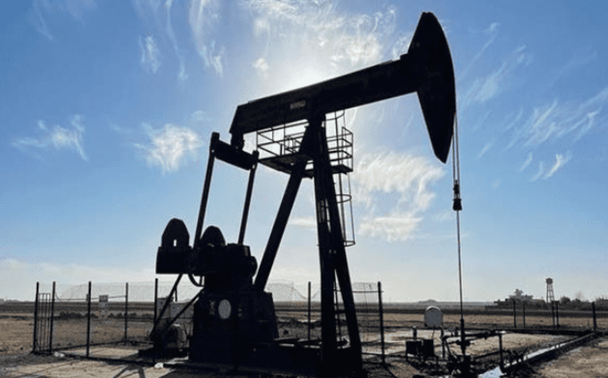 أسعار النفط تتراجع في معاملات ضعيفة بسبب عطلة عامة في الولايات المتحدة