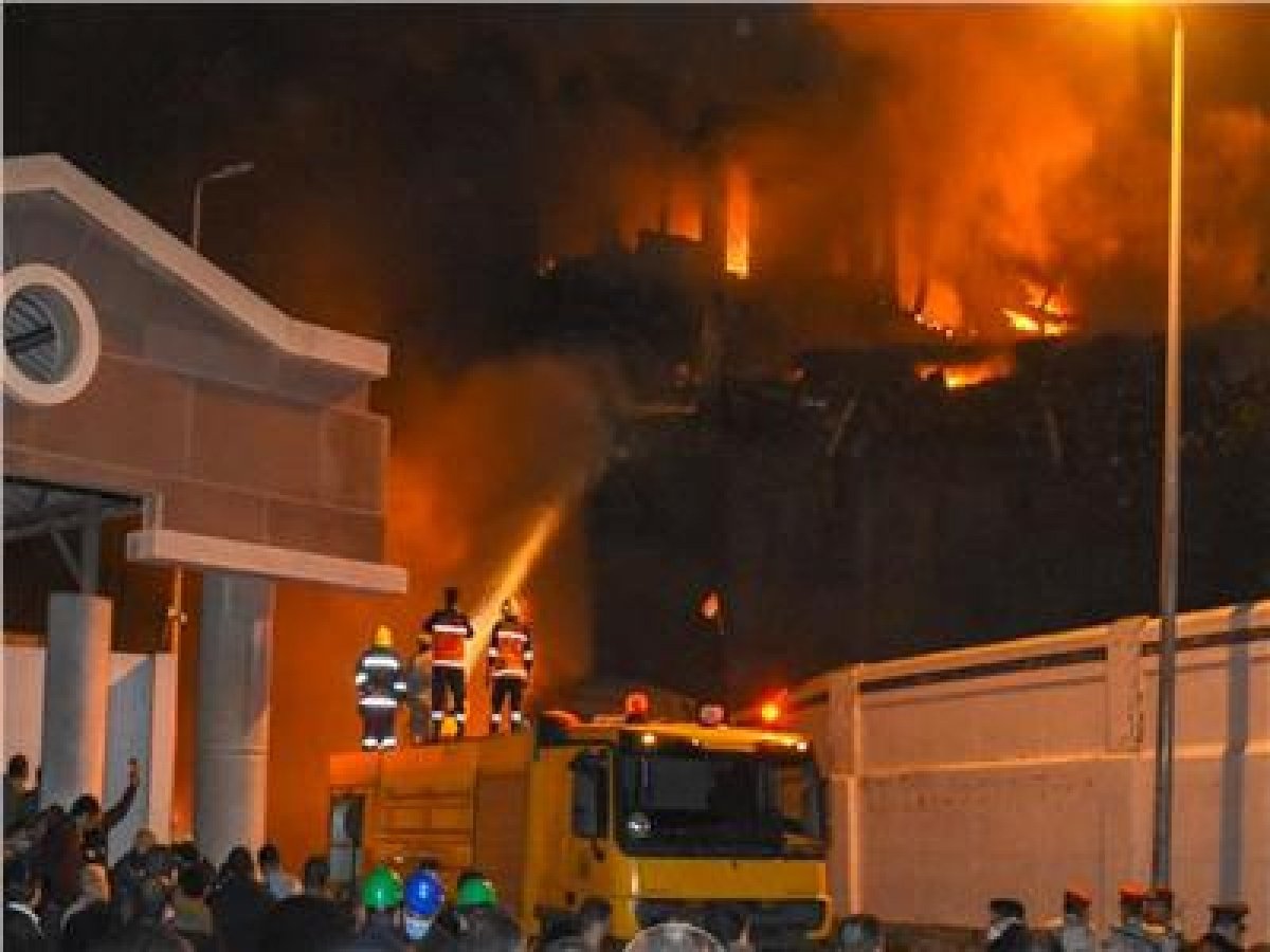 بـــ 16سيارة إطفاء.. السيطرة على حريق استمر  6 ساعات بميناء الإسكندرية