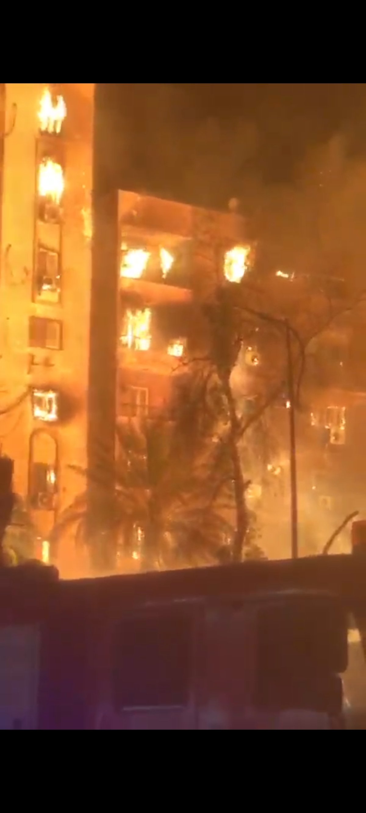 نشوب حريق داخل استوديو الأهرام في الجيزة والحماية المدنية تدفع بعدد من سيارات الإطفاء