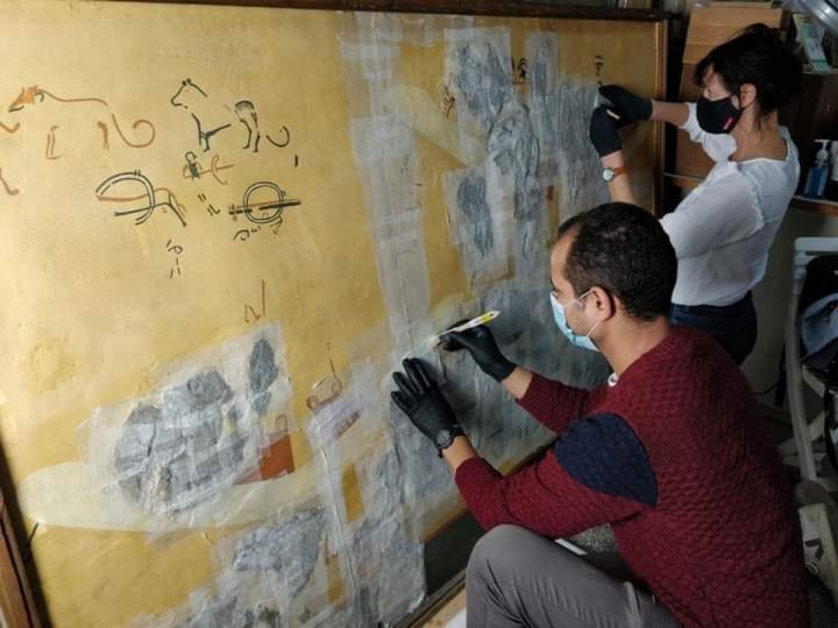 ترميم رسم جداري الخاص بالمقبرة رقم 100 بمنطقة الكوم الاحمر والموجودة بالمتحف المصري 
