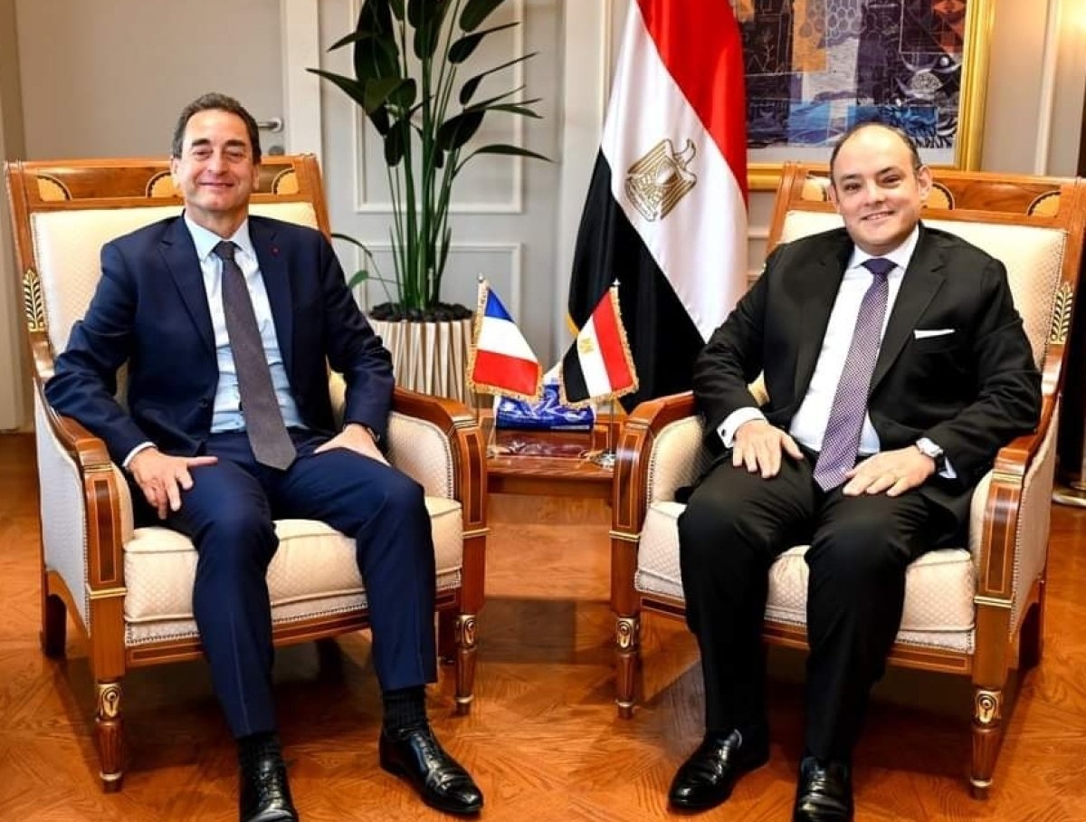 وزير الصناعة يلتقي السفير الفرنسي بالقاهرة لبحث أوجه التعاون الاقتصادي