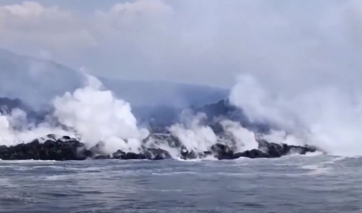 فيديو وصور.. بركان «لا كومبري» في الإكوادور يلقي بحممه في المحيط الهادي
