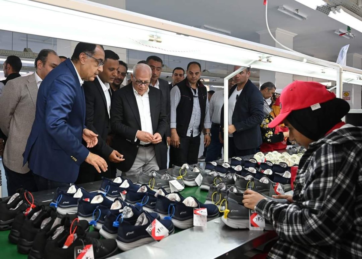 رئيس الوزراء يتفقد 3 مصانع  للصناعات الغذائية وتكرير وتعبئة الزيوت والأحذية ببورسعيد