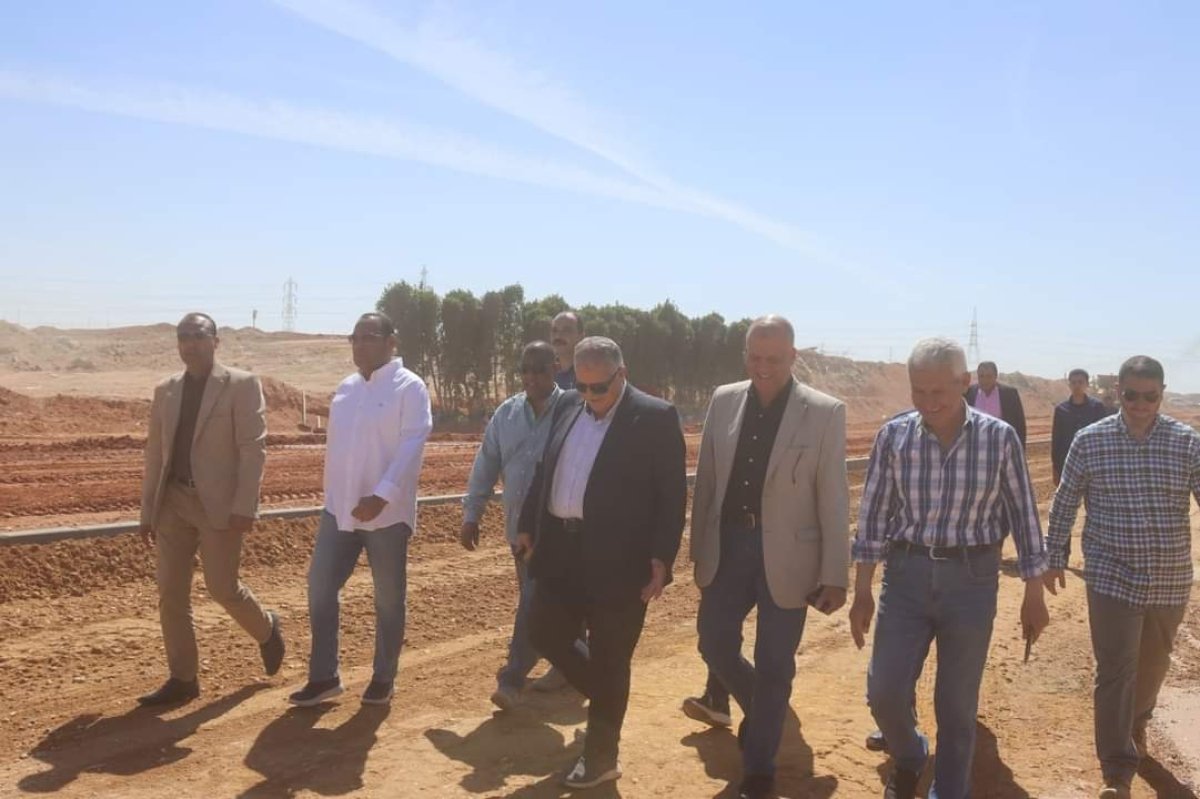 وزير الإسكان يتابع أعمال الطرق بالمنطقة الصناعية بالعاشر من رمضان