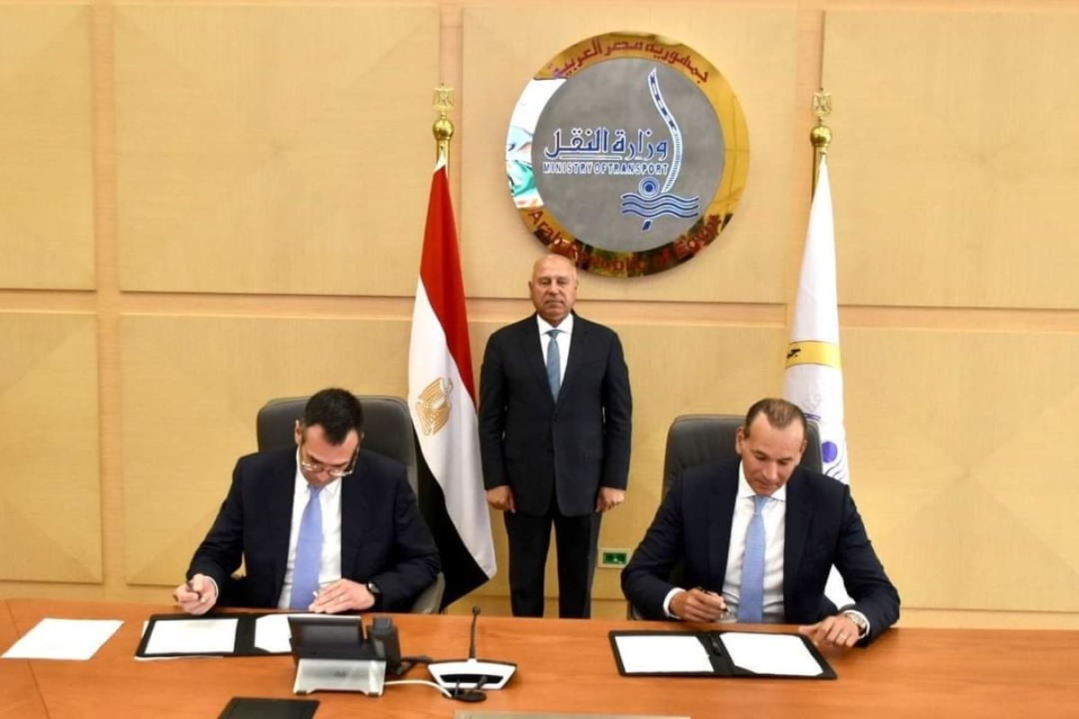 وزير النقل يشهد توقيع عقد تنفيذ أعمال البنية الفوقية لمحطة الحاويات تحيا مصر 1 بدمياط