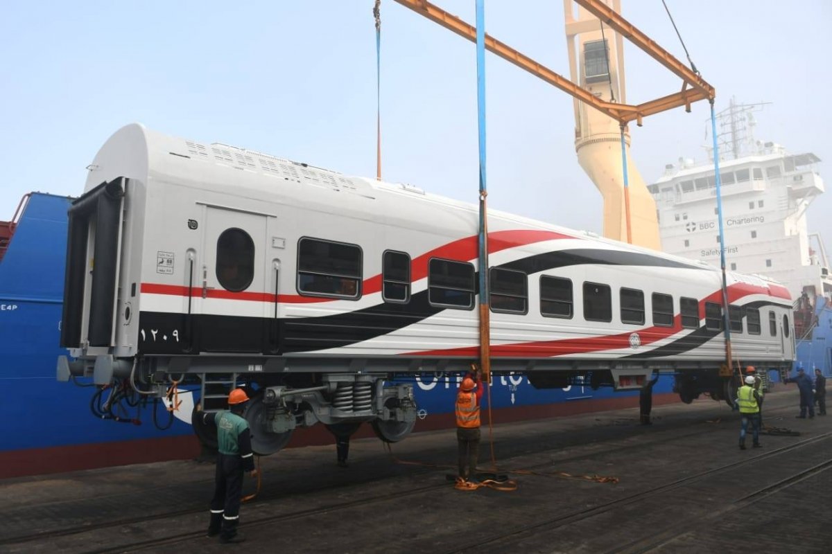 وزير النقل يعلن وصول 22 عربة سكة حديد جديدة للركاب إلى ميناء الإسكندرية