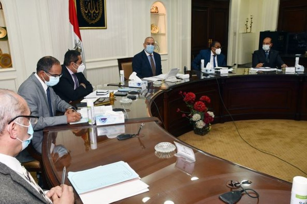 وزير الإسكان: الرئيس السيسى وجه بتطوير الريف المصرى بالكامل.. والبداية بــ 1500 قرية