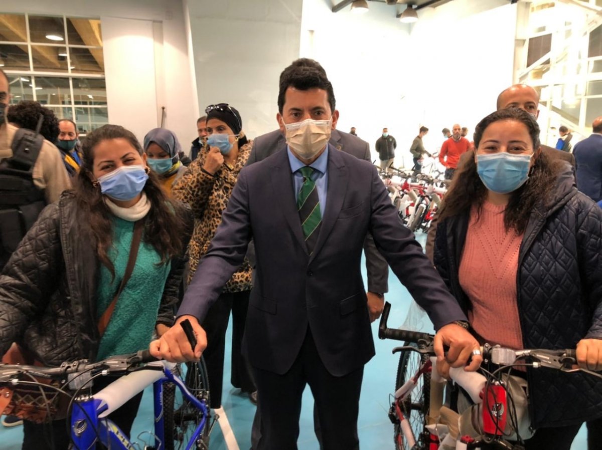 وزير الرياضة يسلم دراجات المرحلة الثالثة من مبادرة "دراجتك.. صحتك "