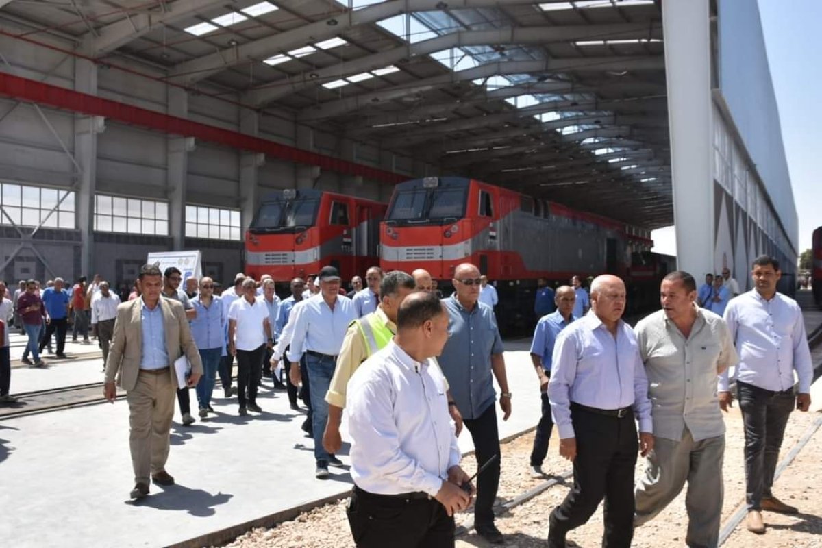 وزير النقل يتفقد محطة أسوان للسكك الحديدية ويتابع تطوير الورشة