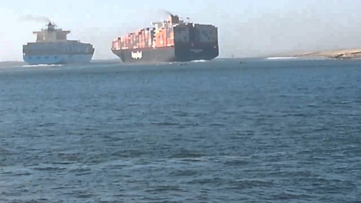 الحكومة تكشف حقيقة توقف حركة الملاحة بقناة السويس نتيجة اصطدام سفينتين