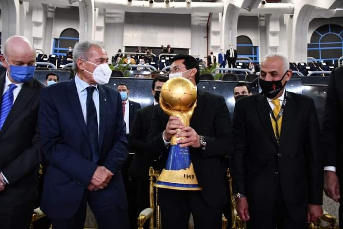 وصول كأس العالم لكرة اليد إلى ستاد القاهرة لتسليمه للفائز من مباراة السويد والدنمارك