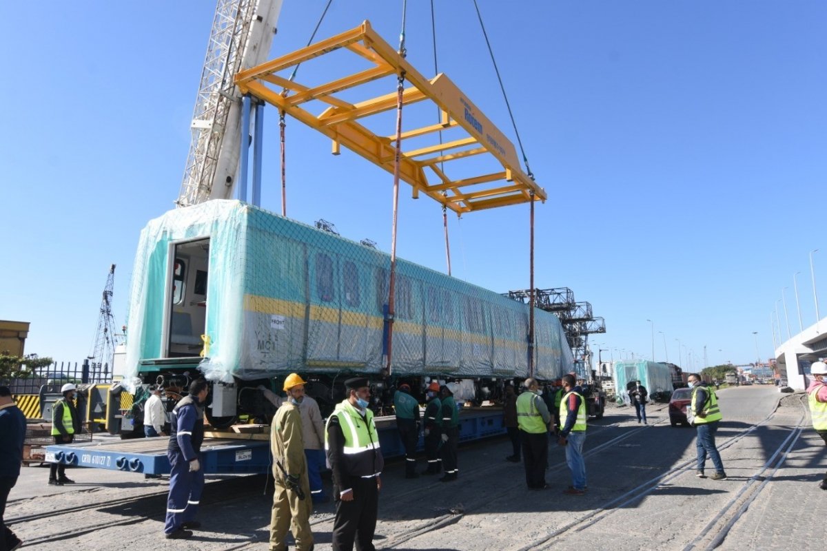 وزير النقل يعلن وصول سادس قطار مترو أنفاق مكيف جديد إلى ميناء الإسكندرية 