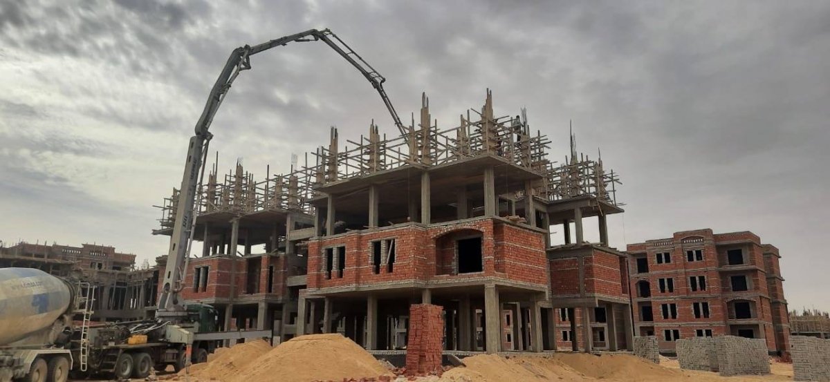 الجزار: جارٍ الانتهاء من الهيكل الخرسانى وأعمال البناء لـ٥١٢ وحدة بالإسكان المتميز بمدينة الفشن الجديدة