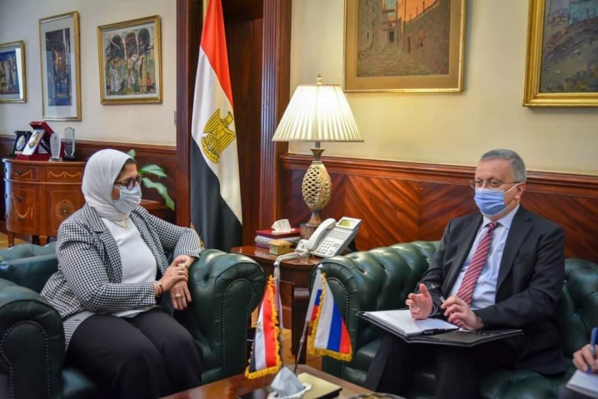 وزيرة الصحة تستقبل السفير الروسي لدى مصر لبحث سبل توفير لقاح فيروس كورونا الروسي (سبوتنكV)