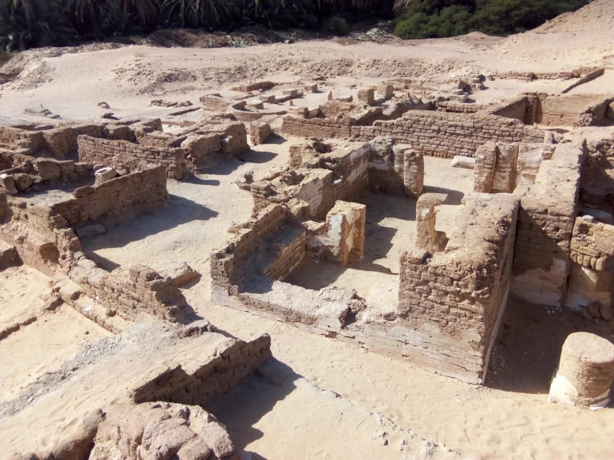 الكشف عن بقايا العناصر المعمارية للمدينة السكنية الرئيسية لواحات الخارجة خلال بدايات العصر القبطي المبكر والتي شهدت فترة التحول من الوثنية إلى المسيحية