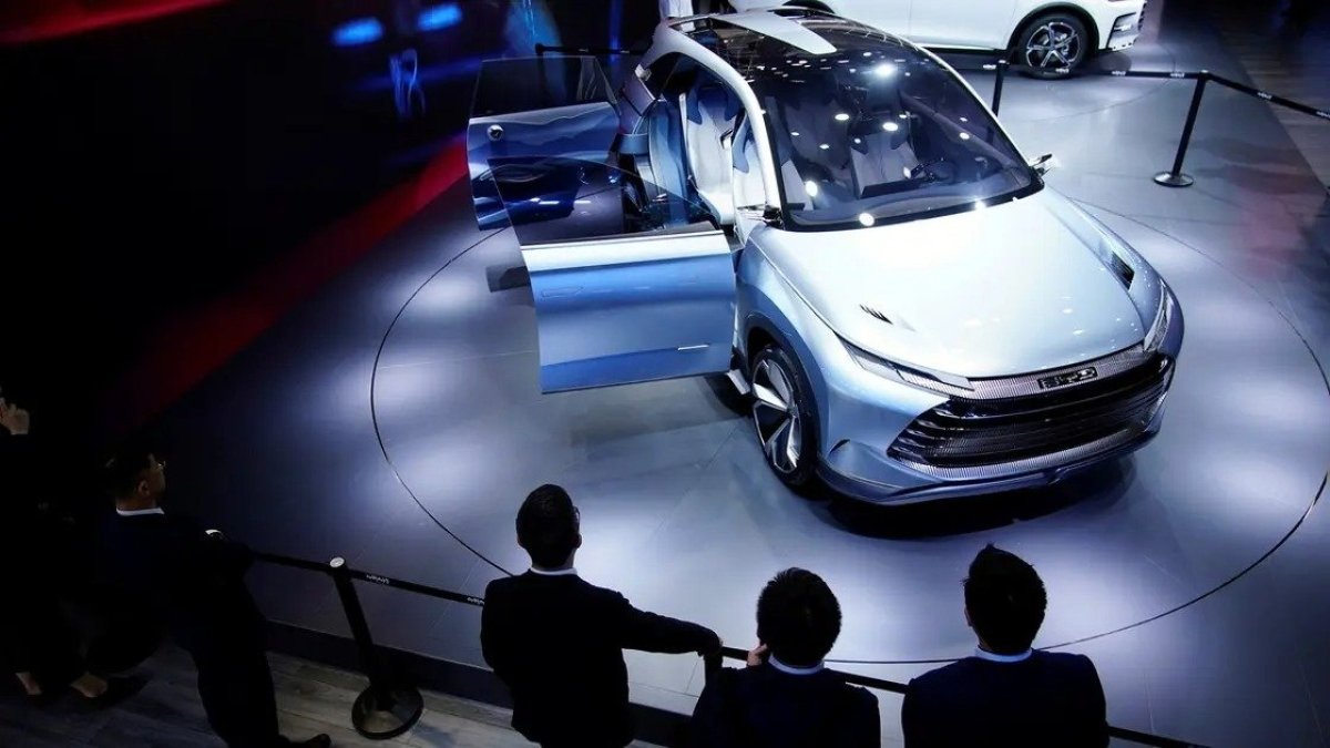 سيارات «BYD» الكهربائية تقترب من الإطاحة بـ«تسلا»