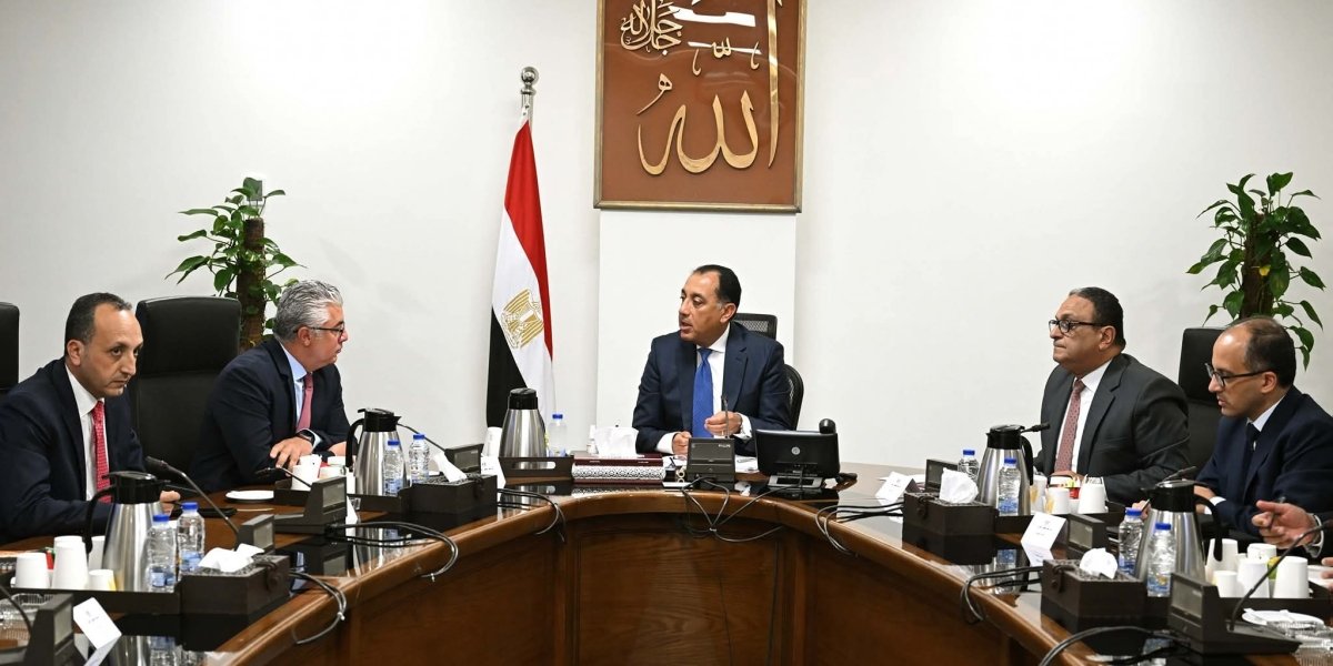 رئيس الوزراء يتابع مع رئيس الهيئة العامة للمنطقة الاقتصادية لقناة السويس عدداً من ملفات العمل