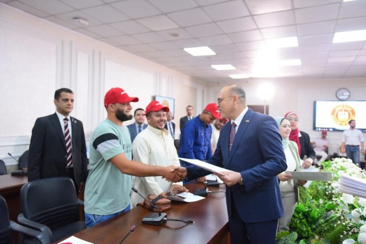 وزير العمل يُسلم عقود عمل جديدة لكوادر مصرية اجتازوا الاختبارات للعمل بشركة مقاولات في "البوسنة والهرسك"