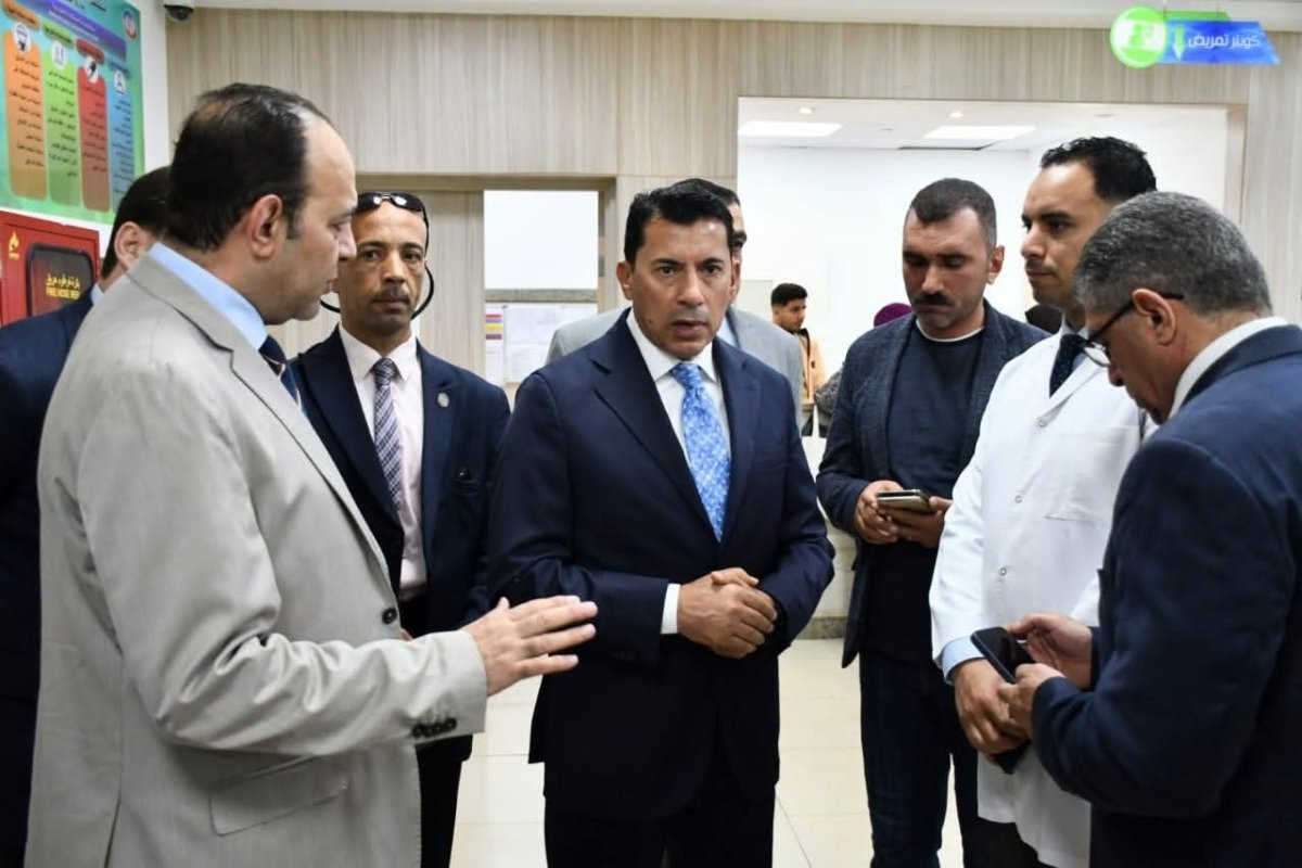  وزير الشباب والرياضة يطمئن على مصابي حادث انقلاب ميني باص بطريق العاصمة الإدارية