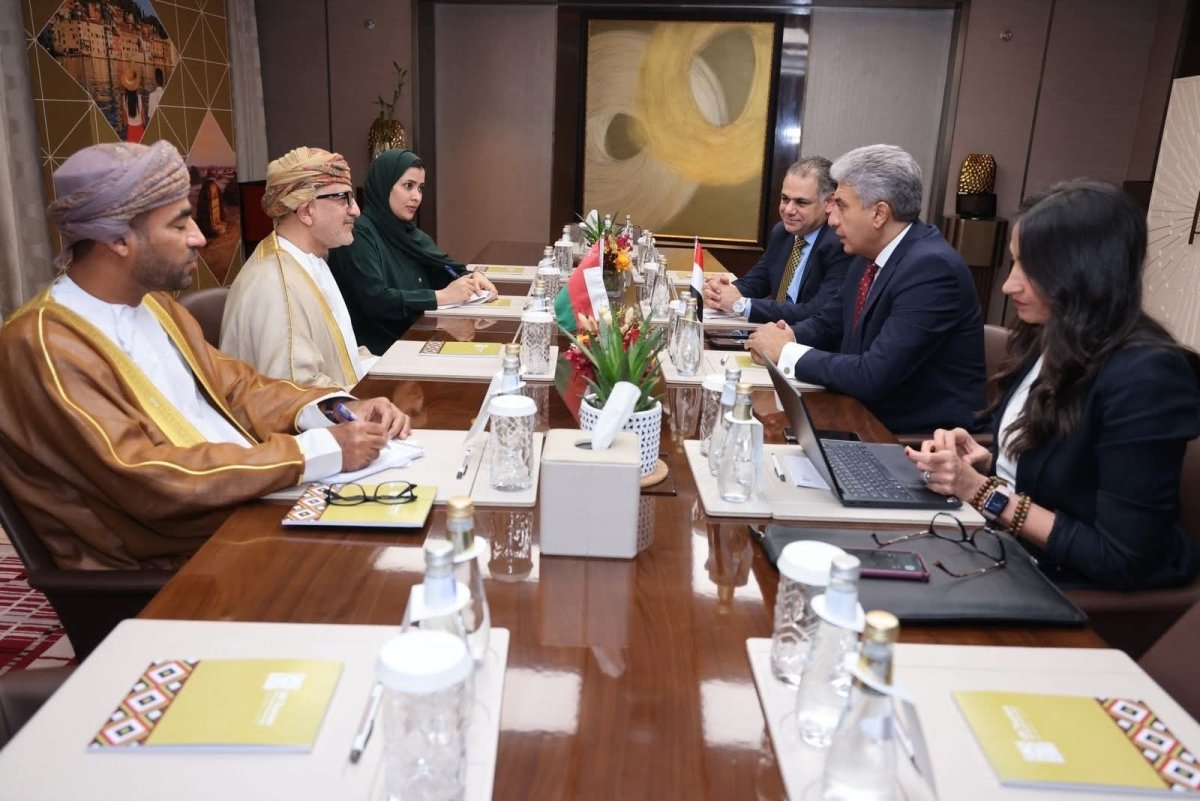 وزير السياحة والآثار يلتقي بوزير السياحة والتراث العُماني