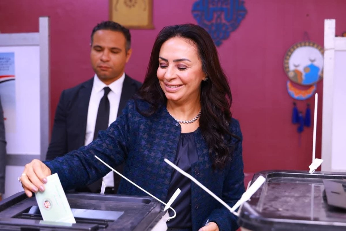 وزيرة التضامن الاجتماعي تدلي بصوتها في انتخابات مجلس النواب بلجنة مدرسة بدر الإعدادية بالدقي