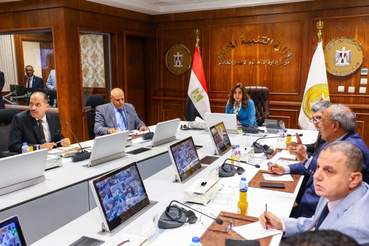 وزيرة التنمية المحلية تتابع سير انتخابات مجلس النواب مع المحافظين من مركز الطوارئ والسلامة العامة