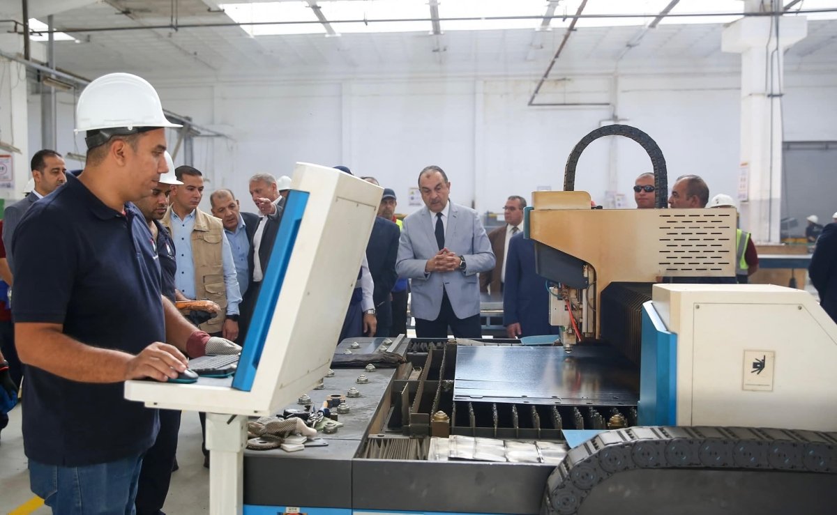 وزير قطاع الأعمال العام يتفقد مصانع شركة النصر للسيارات 
