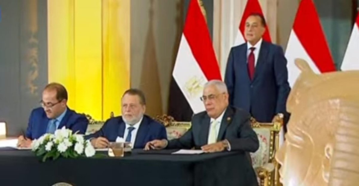 النيابة تسلم مضبوطات ذهبية للبنك المركزي بحضور رئيس الوزراء وقيادات الدولة