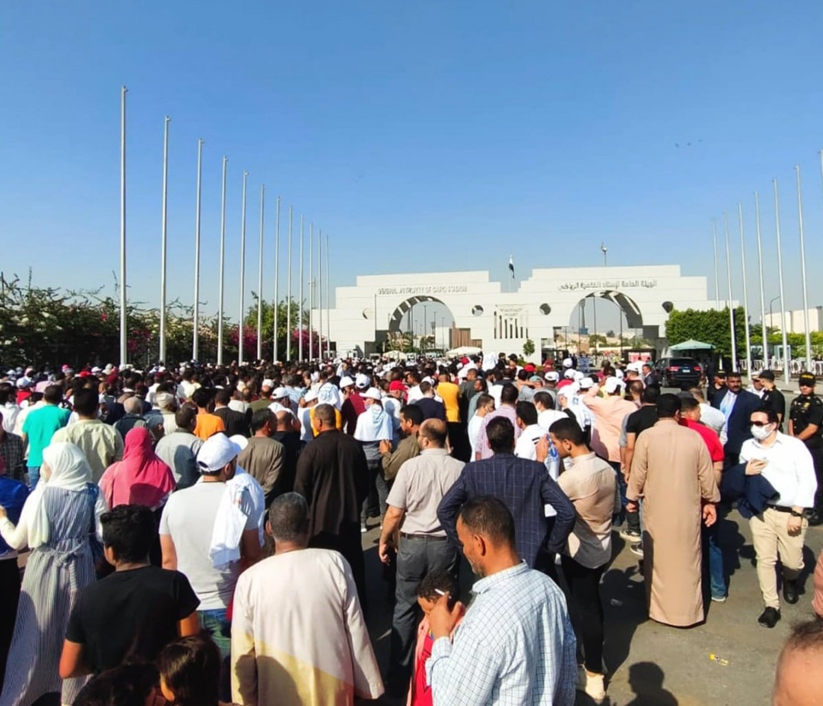  أعلام مصر ترفرف أمام الاستاد الآلاف يشاركون في مؤتمر حياة كريمة