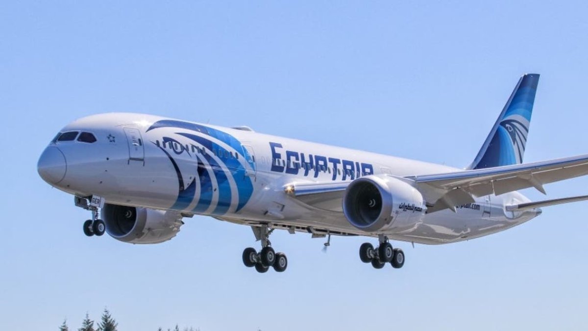 مصر للطيران : اصابة اثنين بطاقم ضيافة رحلة ٨٤٣ المتجهة الي تونس بسبب مطب هوائي شديد