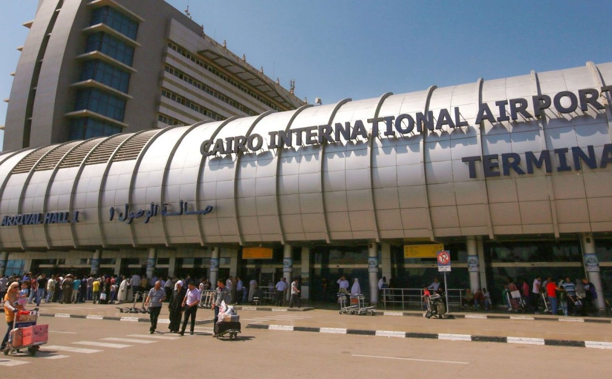 عاجل: جمارك مطار القاهرة تحبط تهريب كمية من المواد المخدرة و الأسلحة البيضاء