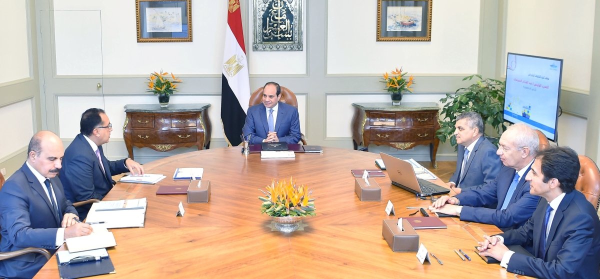 عاجل: الرئيس السيسي يجتمع برئيس الوزراء ورئيس هيئة قناة السويس