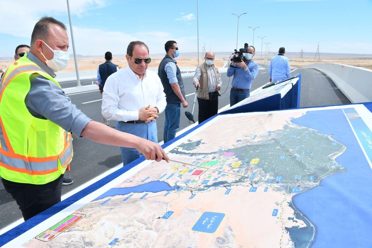 الرئيس السيسي يتفقد أعمال التطوير على امتداد طريق القاهرة السويس