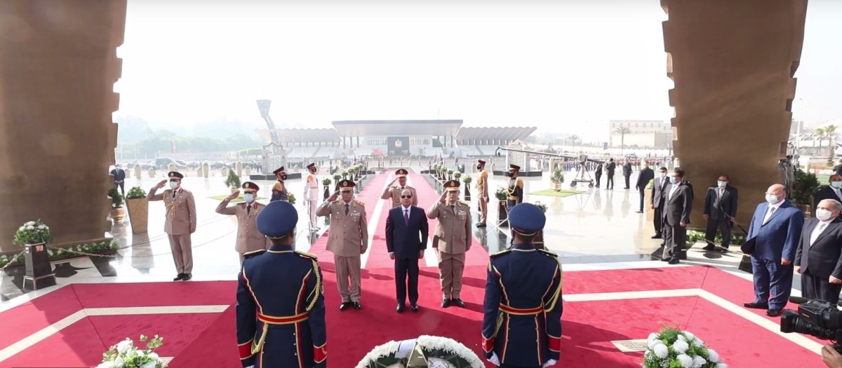 عاجل: الرئيس السيسي يضع إكليلا من الزهور على النصب التذكاري لشهداء القوات المسلحة