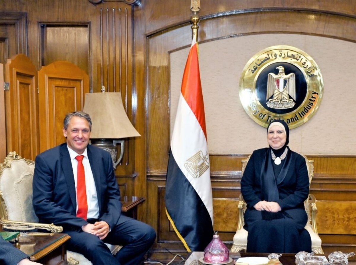 نيفين جامع تبحث مع«مرسيدس-بنز » خطط الشركة لتعزيز استثماراتها في مصر