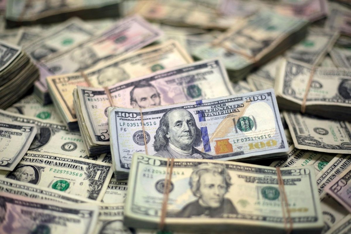 المركزي المصري: الدولار يتراجع 12 قرشًا أمام الجنيه