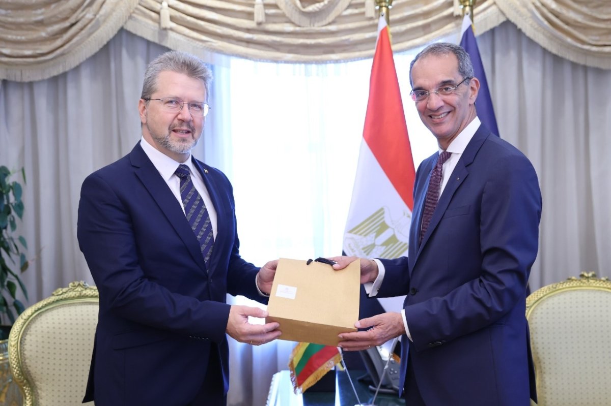 وزير الاتصالات يبحث مع سفير ليتوانيا تعزيز التعاون في مجالات التحول الرقمي 