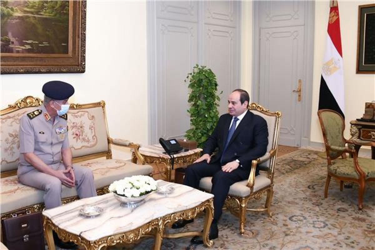 الرئيس السيسي يلتقي القائد العام للقوات المسلحة وزير الدفاع