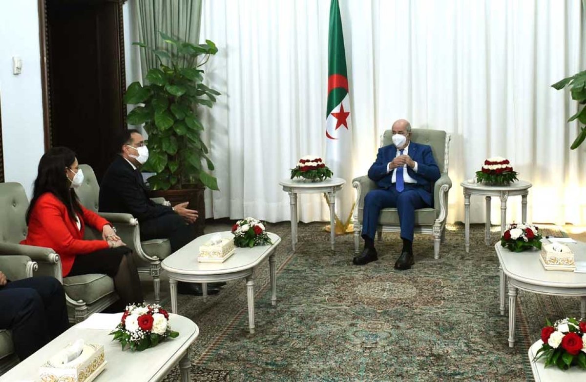 تفاصيل أستقبال الرئيس الجزائري لرئيس الوزراء المصري في قصر الرئاسة