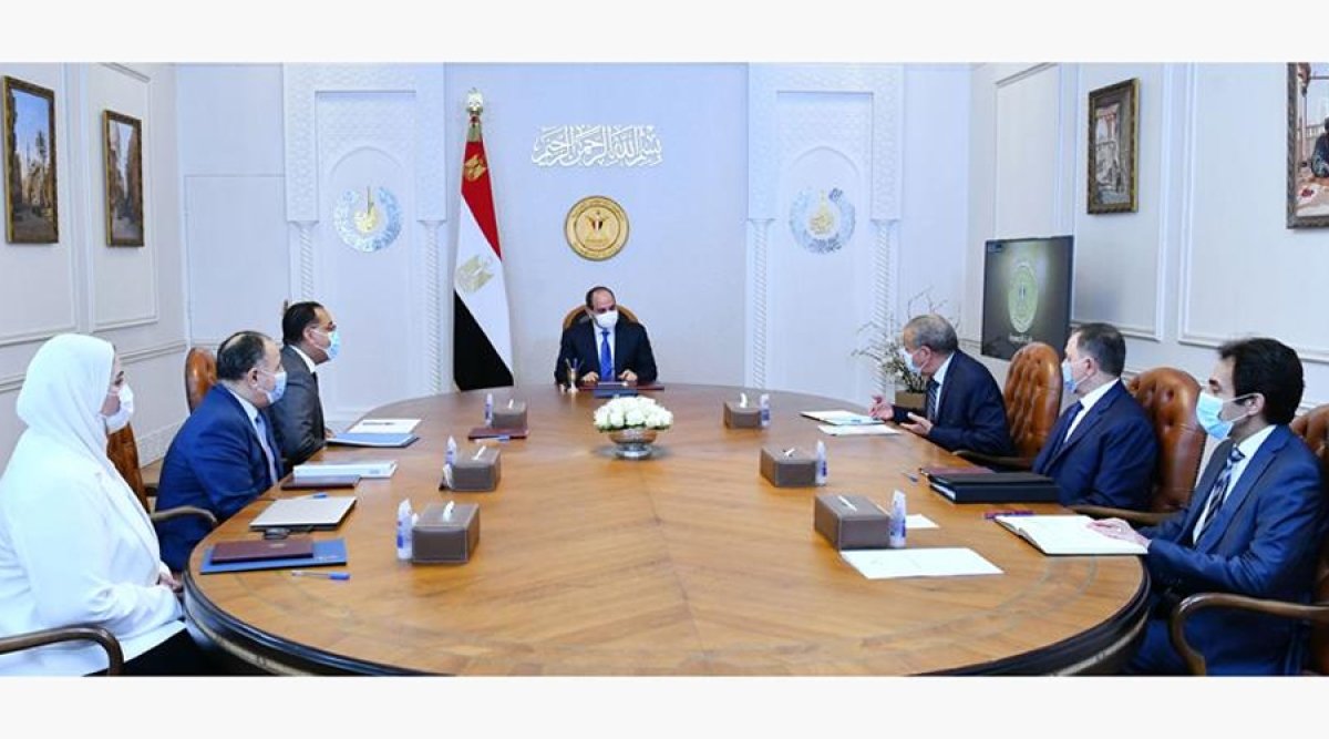 الرئيس السيسي يجتمع مع رئيس مجلس الوزراء وعدد من الوزراء