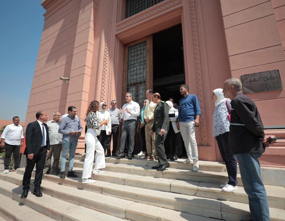 وزير السياحة والآثار يتفقد مكتبة المتحف المصري بالتحرير