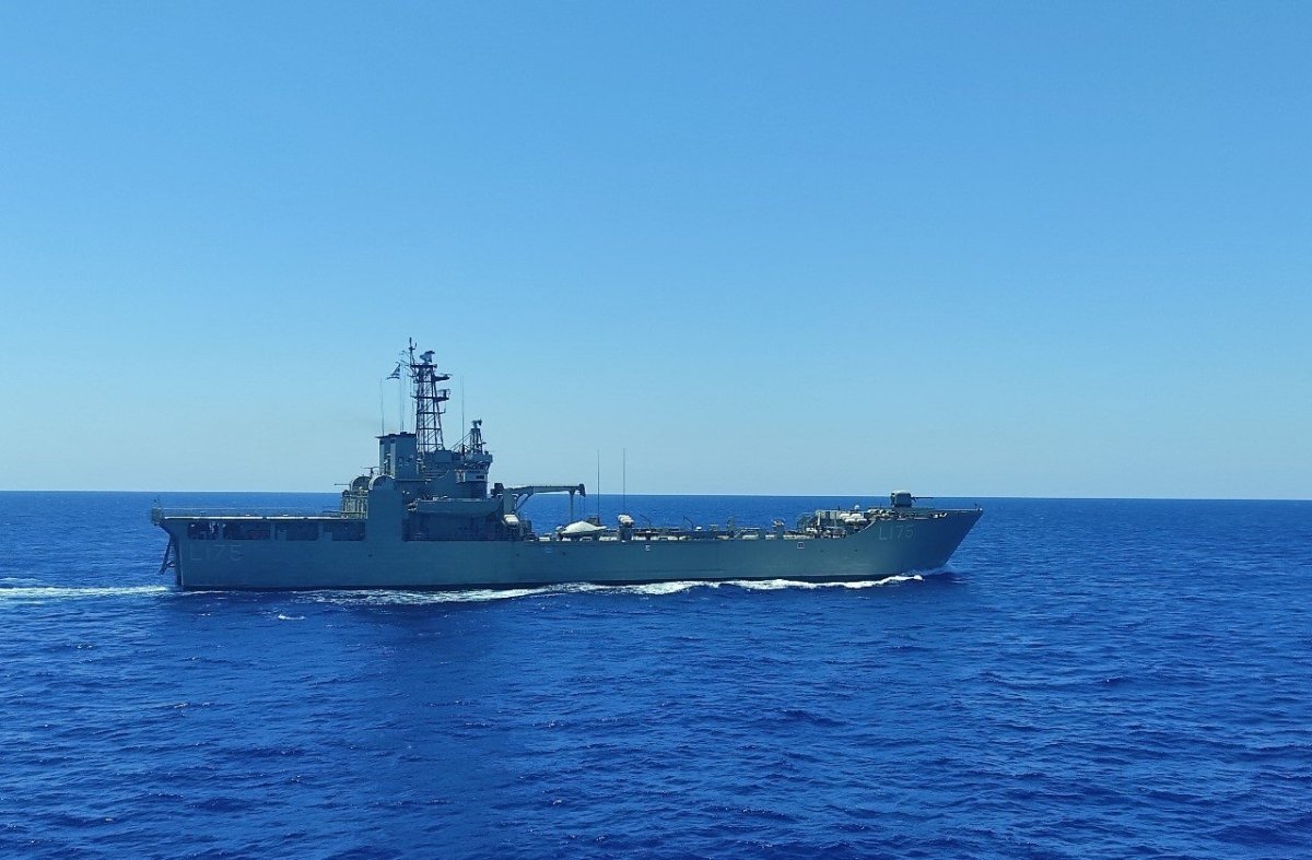 القوات البحرية المصرية واليونانية تنفذان تدريبًا بحريًا عابرًا بنطاق الأسطول الشمالي
