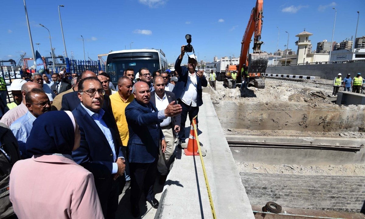 رئيس الوزراء يتفقد عدداً من المشروعات الجاري تنفيذها بميناء الإسكندرية