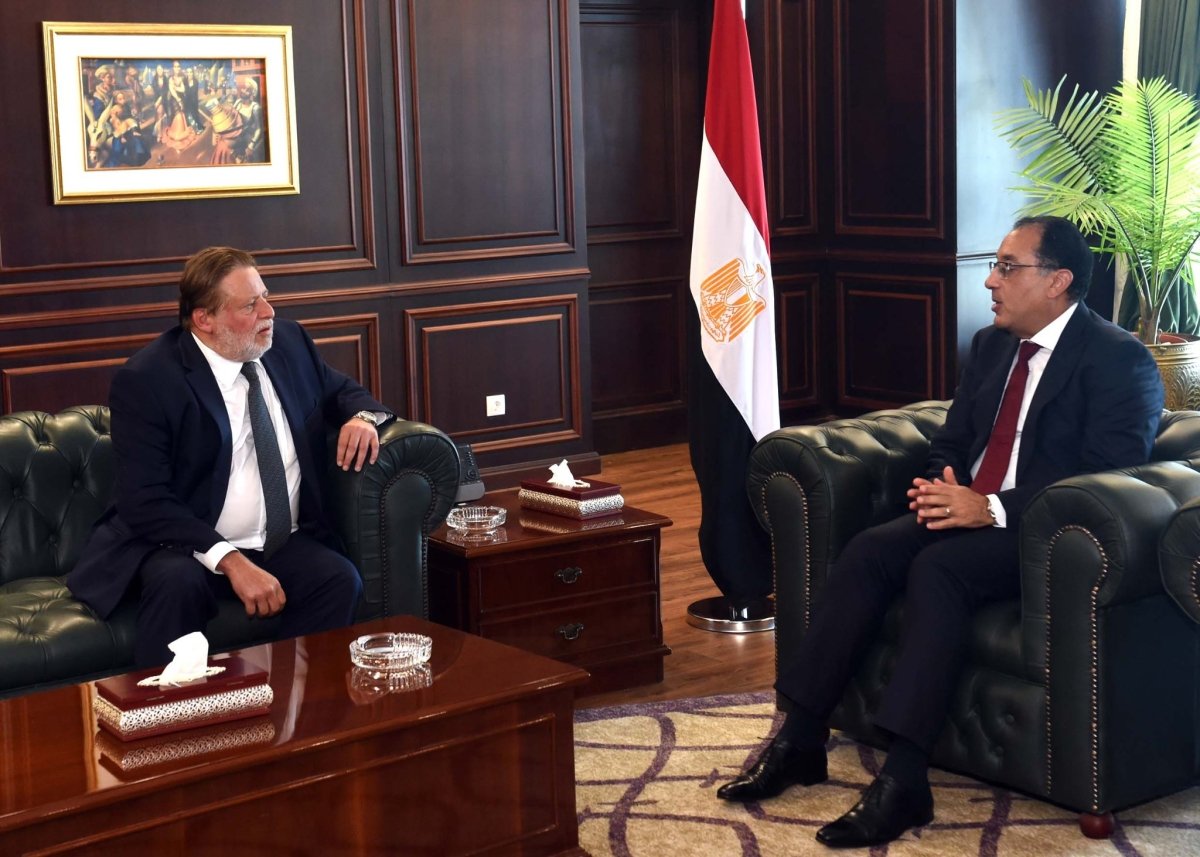 رئيس الوزراء يلتقي القائم بأعمال محافظ البنك المركزي المصري