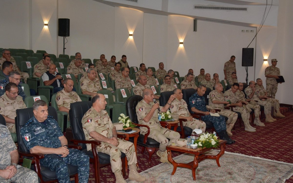 وزير الدفاع يلتقى عدد من قادة القوات المسلحة بقيادة قوات الدفاع الجوى
