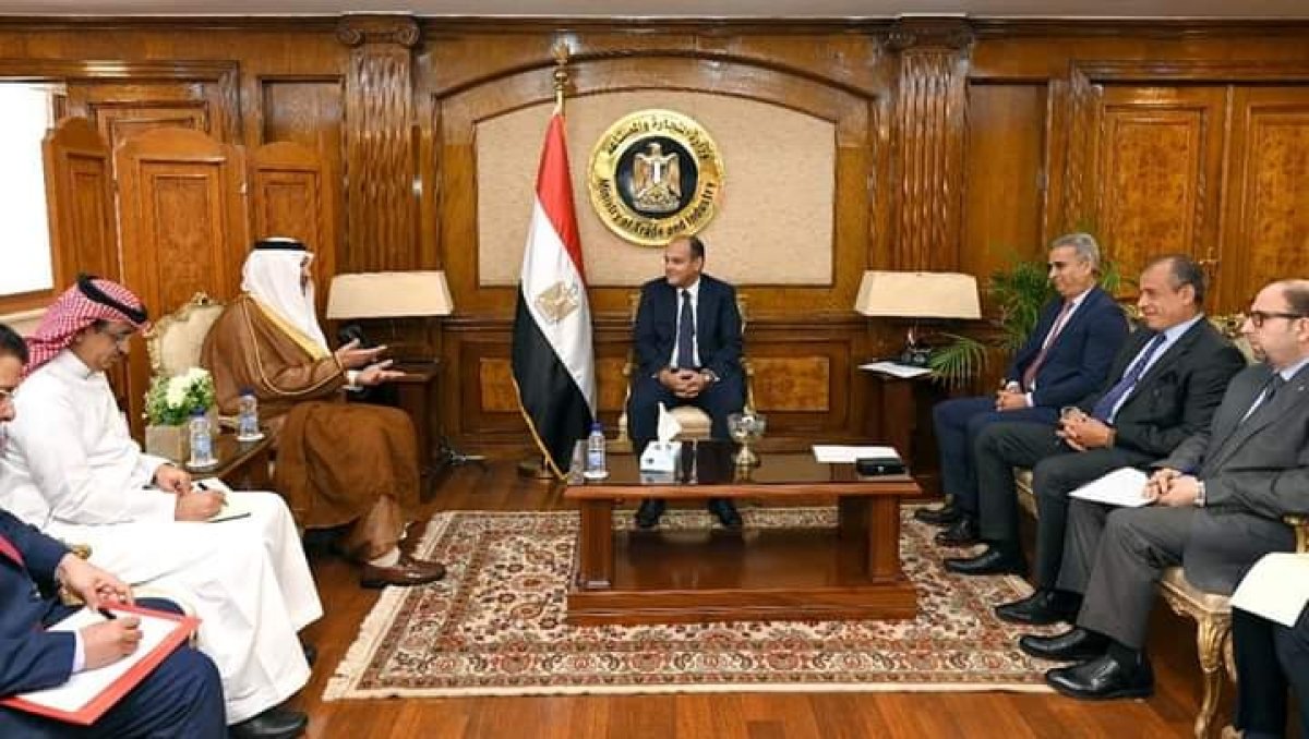 وزير التجارة والصناعة يبحث مع سفير السعودية بالقاهرة تعزيز  التعاون المشترك بين البلدين