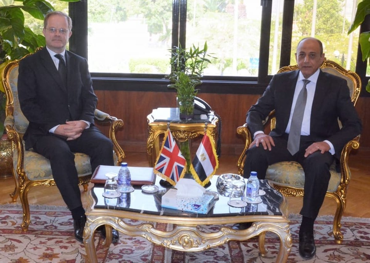 وزير الطيران يلتقي السفير البريطاني بالقاهرة لتعزيز التعاون المشترك فى مجال النقل الجوى