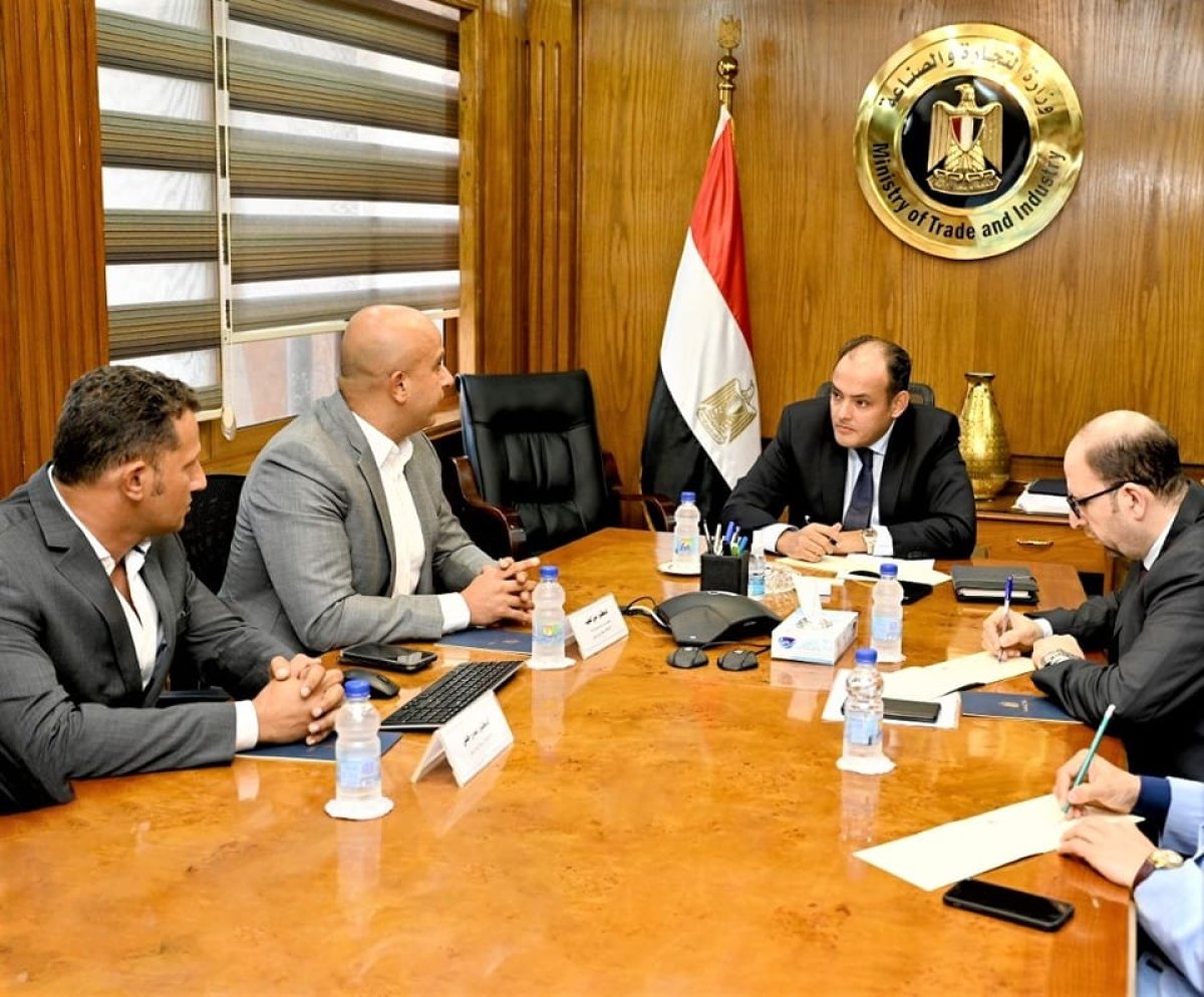وزير التجارة والصناعة يلتقي بممثلي أول شركة مصرية تعمل في مجال تكنولوجيا تحويل المركبات للعمل بالطاقة الكهربائية