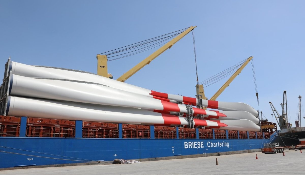 اقتصادية قناة السويس: ميناء الأدبية تستقبل شحنة 42 ريشة رياح لمحطة توليد الكهرباء برأس غارب